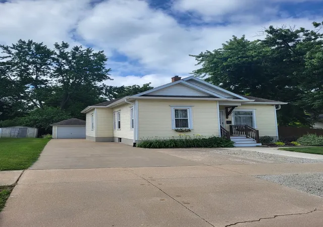 Homes for sale in Streator, IL | 107 E 1st St, Streator, IL 61364 | MLS# 12690362