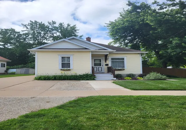 Homes for sale in Streator, IL | 107 E 1st St, Streator, IL 61364 | MLS# 12690362