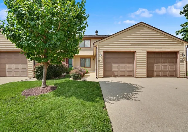 Homes for sale in Champaign, IL | 1214 Lancaster Dr #1214, Champaign, IL 61821 | MLS# 12690469