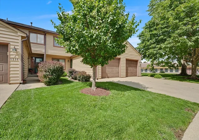Homes for sale in Champaign, IL | 1214 Lancaster Dr #1214, Champaign, IL 61821 | MLS# 12690469
