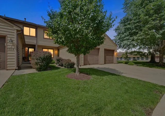 Homes for sale in Champaign, IL | 1214 Lancaster Dr #1214, Champaign, IL 61821 | MLS# 12690469