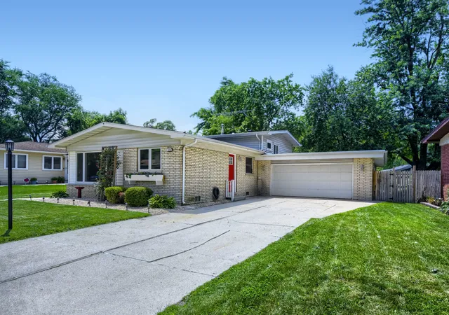 3rd image of 510 N Park Dr, Glenwood, IL 60425 | MLS# 12690488