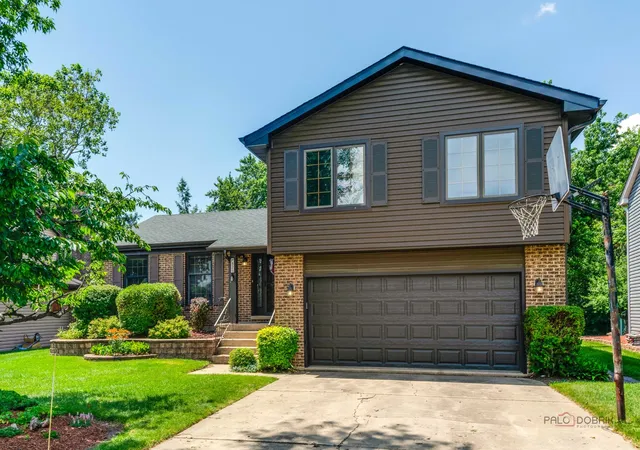 Homes for sale in Schaumburg, IL | 820 Long Meadow Dr, Schaumburg, IL 60193 | MLS# 12690499