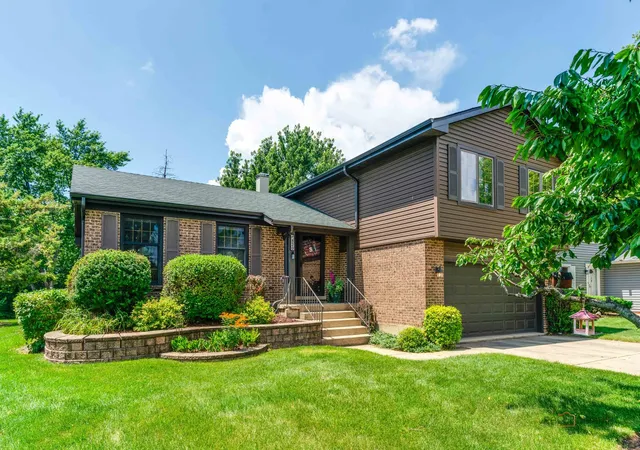 Homes for sale in Schaumburg, IL | 820 Long Meadow Dr, Schaumburg, IL 60193 | MLS# 12690499