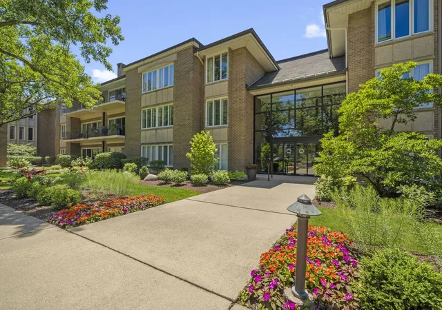 Homes for sale in Oak Brook, IL | 2 Oak Brk Clb Dr, Oak Brook, IL 60523