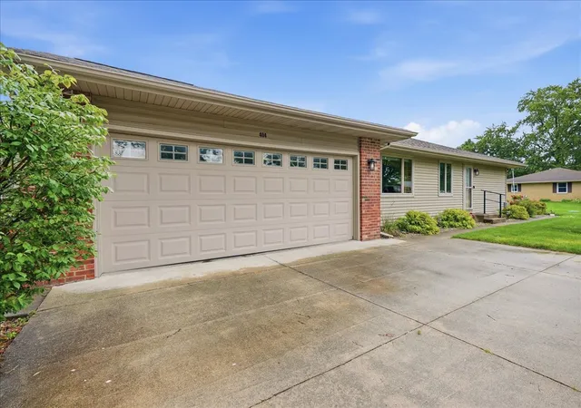 2nd image of 404 Clayton Dr, Watseka, IL 60970 | MLS# 12690597