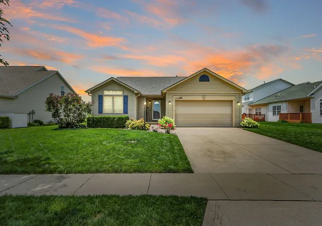 2nd image of 905 Bluegrass Ln, Champaign, IL 61822 | MLS# 12690608