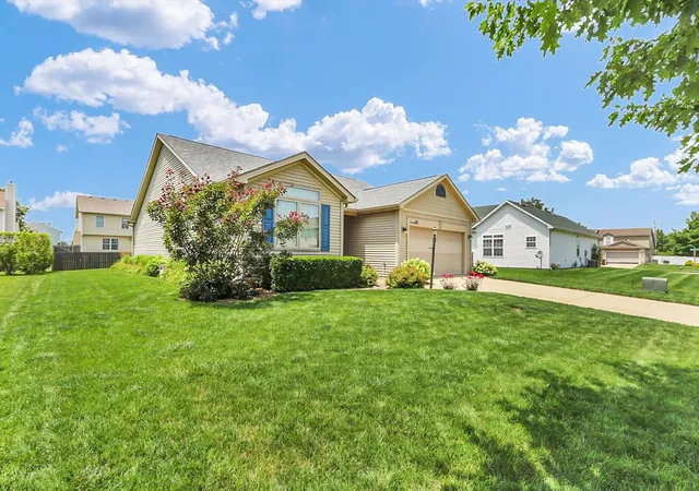 3rd image of 905 Bluegrass Ln, Champaign, IL 61822 | MLS# 12690608