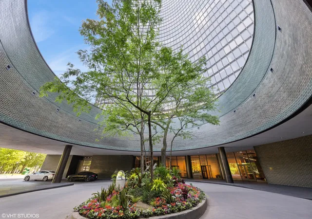 1st image of Lake Point Tower, Chicago, IL 60611