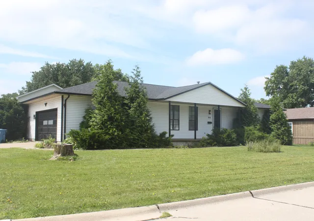 Homes for sale in East Moline, IL | 816 Oaklawn Ave, East Moline, IL 61244 | MLS# 12690920
