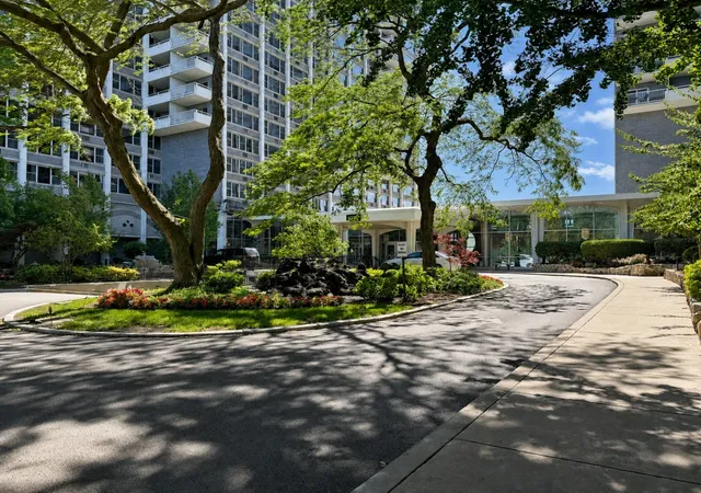 2nd image of 4250 N Marine Dr, Chicago, IL 60613