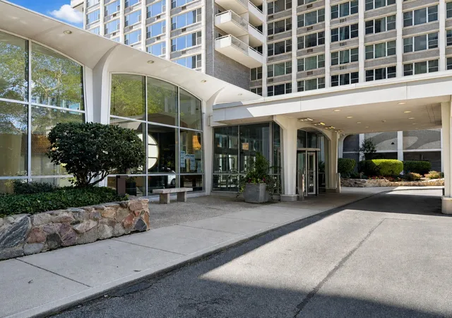 3rd image of 4250 N Marine Dr, Chicago, IL 60613