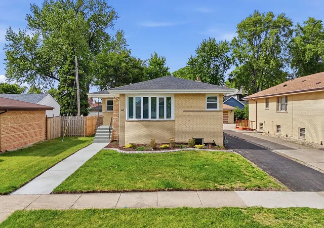 Photo 1 of Sale Pending at 5544 Oakdale Dr, Oak Lawn, IL 60453 | MLS# 12690969 | Listing updated on 2026-09-25