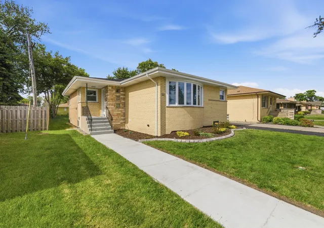 Photo 2 of Sale Pending at 5544 Oakdale Dr, Oak Lawn, IL 60453 | MLS# 12690969 | Listing updated on 2026-09-25