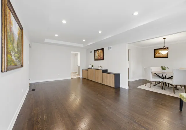 Photo 4 of Sale Pending at 5544 Oakdale Dr, Oak Lawn, IL 60453 | MLS# 12690969 | Listing updated on 2026-09-25