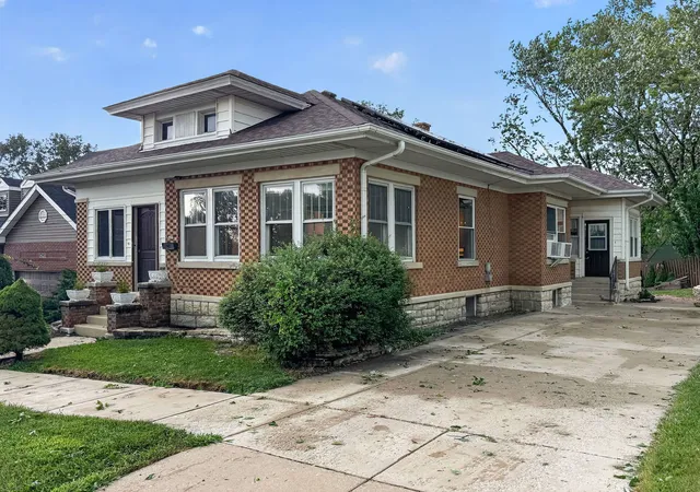 Photo 2 of Single family home for sale at 427 Grant St, Lemont, IL 60439 | MLS# 12690993 | Listing updated on 2026-10-06