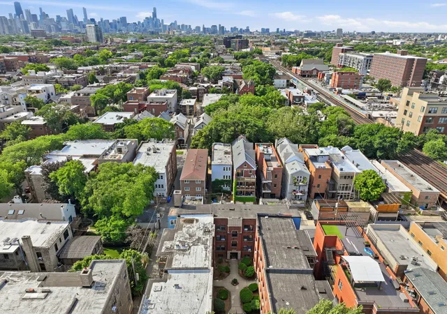 Homes for sale in Chicago, IL | 920 W Wolfram Street, Chicago, IL 60657 | Houzeo