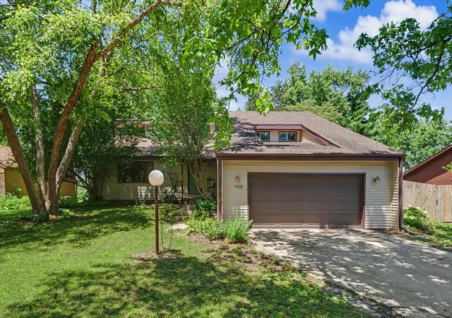 Homes for sale in Urbana, IL | 1508 Trails Dr, Urbana, IL 61802 | MLS# 12691063