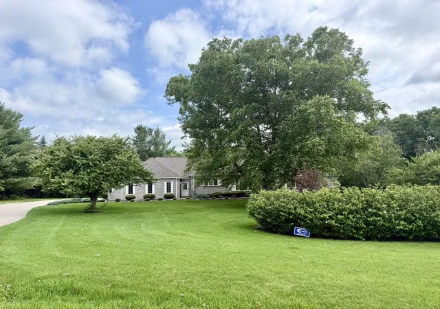 Homes for sale in Sterling, IL | 2202 Meadows Dr, Sterling, IL 61081 | MLS# 12691097