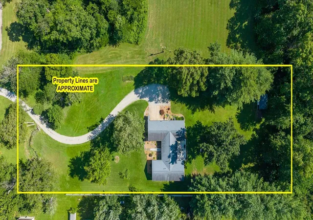 2nd image of 2405 S Washington St, Salem, IL 62881 | MLS# 12691187