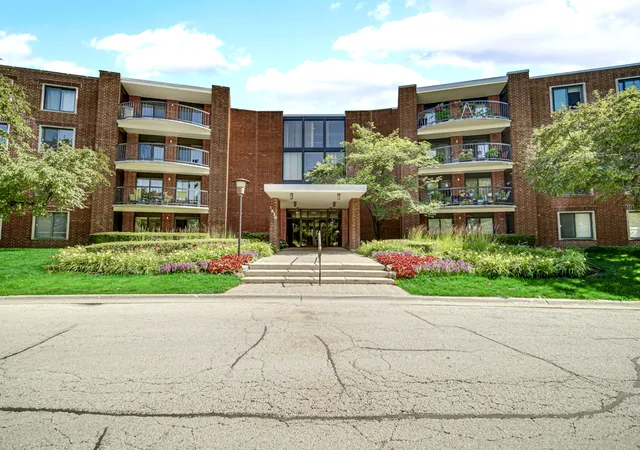 Homes for sale in Arlington Heights, IL | 1415 E Central Rd Ne #305A, Arlington Heights, IL 60005 | MLS# 12691248