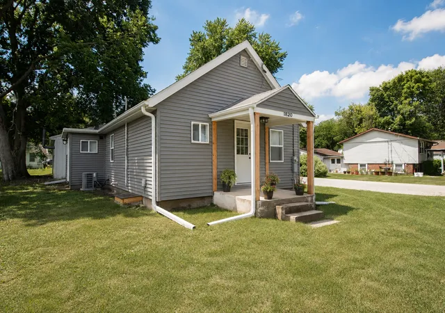 Homes for sale in Dixon, IL | 1820 W 9th St, Dixon, IL 61021 | MLS# 12691312