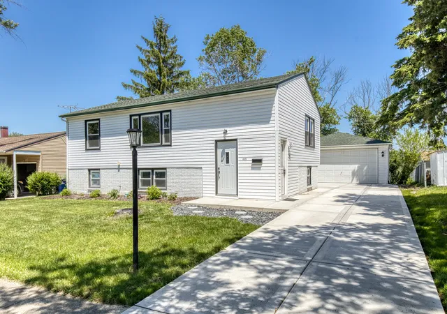 Homes for sale in Orland Park, IL | 8920 Fairway Dr, Orland Park, IL 60462 | MLS# 12691345