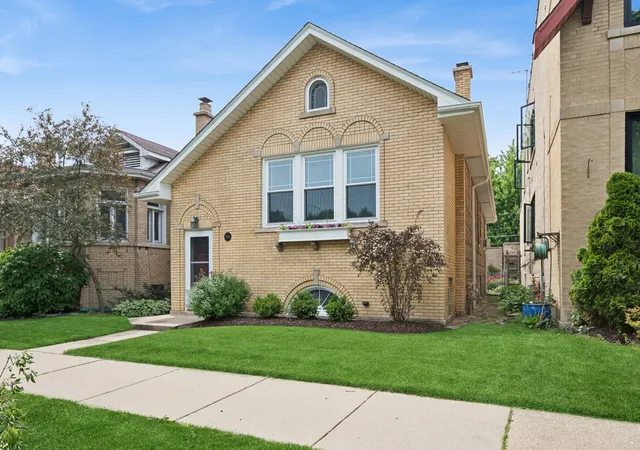 Homes for sale in Chicago, IL | 7448 N Rockwell St, Chicago, IL 60645 | MLS# 12691405