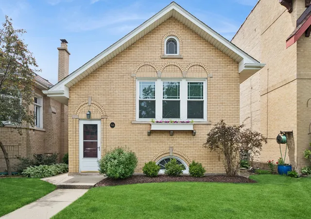 Homes for sale in Chicago, IL | 7448 N Rockwell St, Chicago, IL 60645 | MLS# 12691405