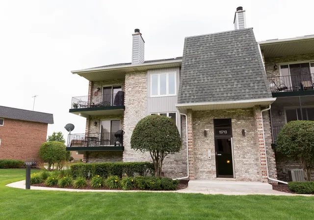Homes for sale in Orland Park, IL | 15713 Old Orchard Ct #2S, Orland Park, IL 60462 | MLS# 12691441