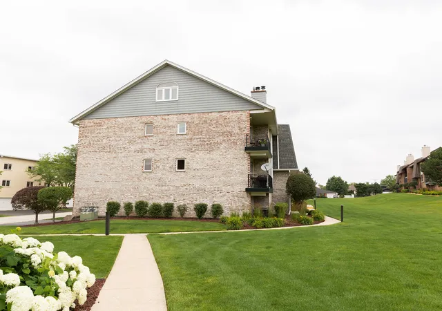 Homes for sale in Orland Park, IL | 15713 Old Orchard Court, Orland Park, IL 60462 | Houzeo