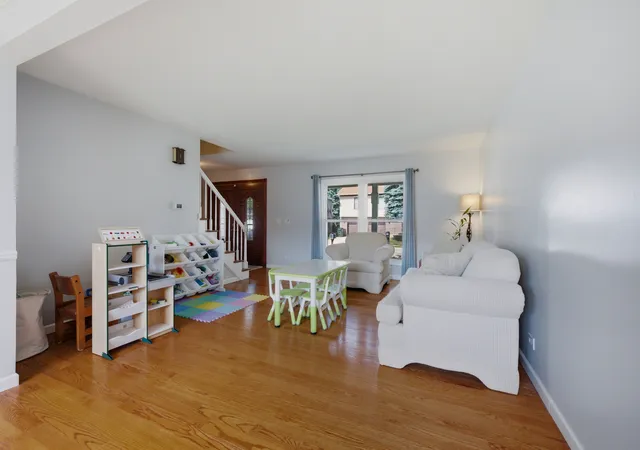 3rd image of 953 Moccasin Ct, Carol Stream, IL 60188 | MLS# 12691492