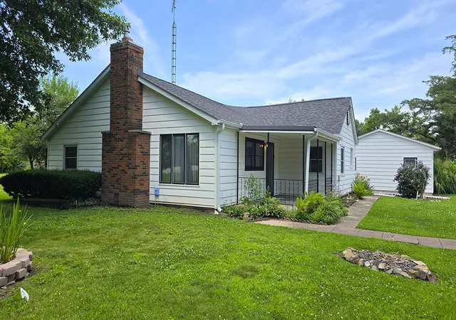 Homes for sale in Sandoval, IL | 2769 Old 51 Rd, Sandoval, IL 62882 | MLS# 12691555