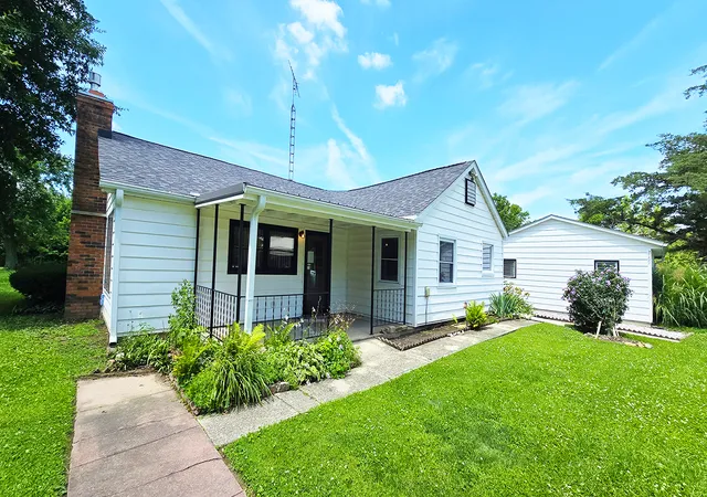 Homes for sale in Sandoval, IL | 2769 Old 51 Rd, Sandoval, IL 62882 | MLS# 12691555