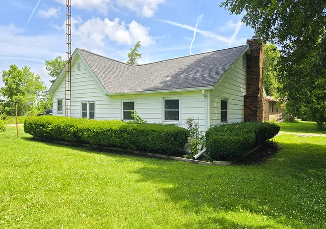 Homes for sale in Sandoval, IL | 2769 Old 51 Rd, Sandoval, IL 62882 | MLS# 12691555