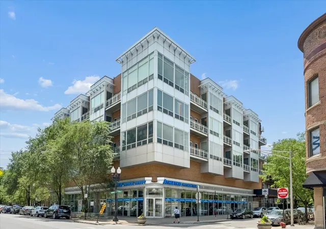 Homes for sale in Chicago, IL | 3920 N Sheridan Rd #505, Chicago, IL 60613 | MLS# 12691558