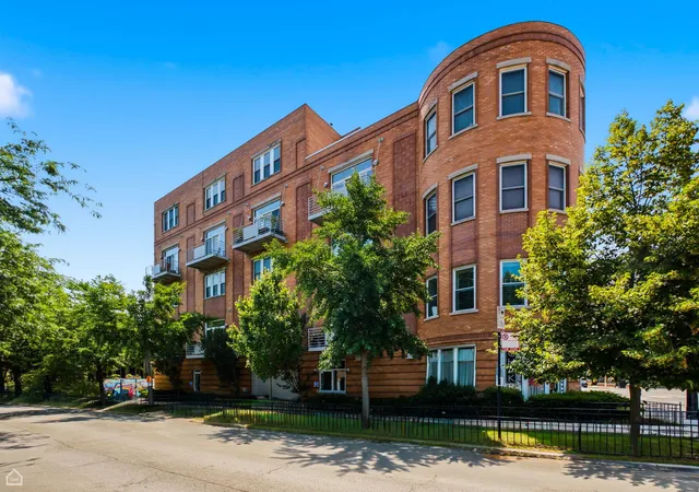 Homes for sale in Chicago, IL | 645 W Surf St #A4, Chicago, IL 60657 | MLS# 12691609