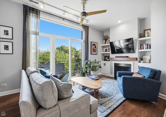 Homes for sale in Chicago, IL | 645 W Surf St #A4, Chicago, IL 60657 | MLS# 12691609