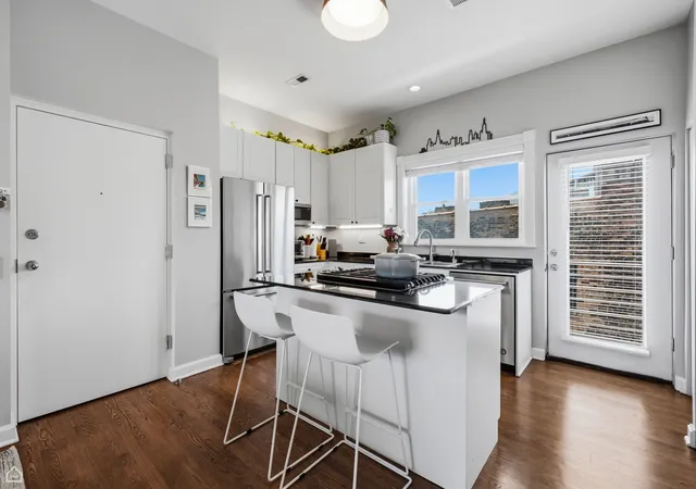 Homes for sale in Chicago, IL | 645 W Surf St, Chicago, IL 60657