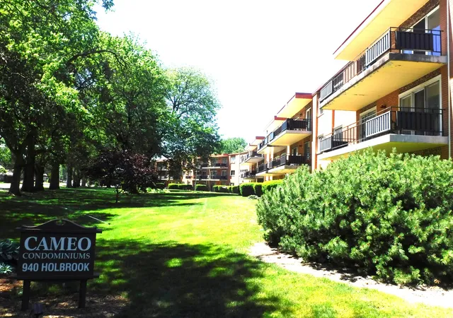 3rd image of 940 Holbrook Rd, Homewood, IL 60430