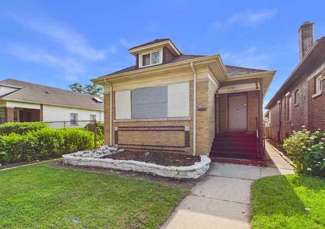 Homes for sale in Chicago, IL | 7826 S Paxton Ave, Chicago, IL 60649 | MLS# 12691682