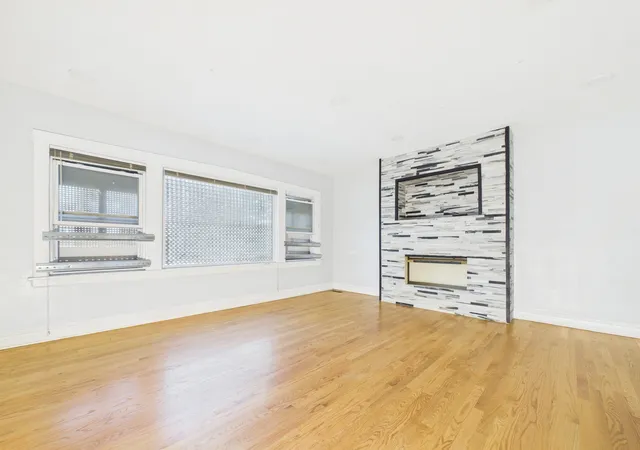 Homes for sale in Chicago, IL | 7826 S Paxton Ave, Chicago, IL 60649 | MLS# 12691682
