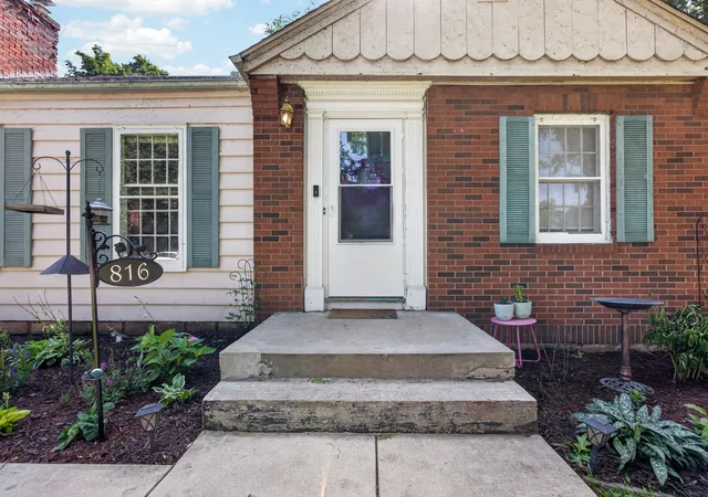 Homes for sale in Normal, IL | 816 Manchester Rd, Normal, IL 61761 | MLS# 12691703