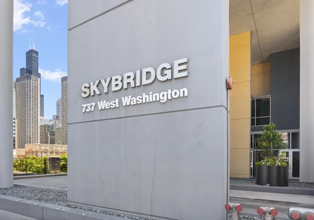 2nd image of 737 W Washington Blvd, Chicago, IL 60661