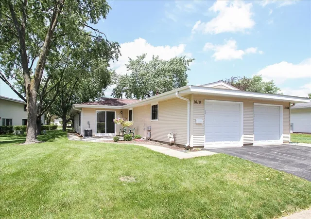 Homes for sale in Schaumburg, IL | 1010 Glastonbury Ln, Schaumburg, IL 60193 | MLS# 12691803