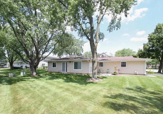Homes for sale in Schaumburg, IL | 1010 Glastonbury Ln, Schaumburg, IL 60193 | MLS# 12691803