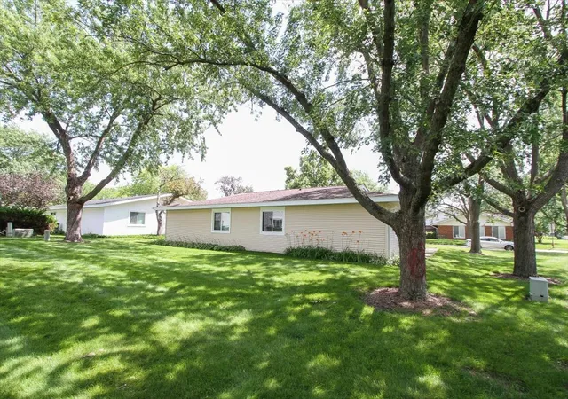 Homes for sale in Schaumburg, IL | 1010 Glastonbury Ln, Schaumburg, IL 60193 | MLS# 12691803