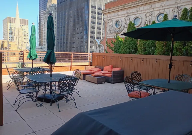 Homes for sale in Chicago, IL | 208 W Washington Street, Chicago, IL 60606 | Houzeo