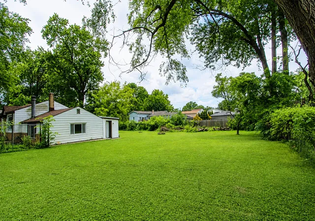 Photo 2 of Single family home for sale at 403 Maplewood Dr, Lakemoor, IL 60051 | MLS# 12691835 | Listing updated on 2026-08-22