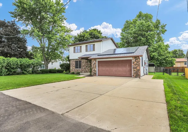 Homes for sale in Leroy, IL | 1009 N West St N, Leroy, IL 61752 | MLS# 12691836